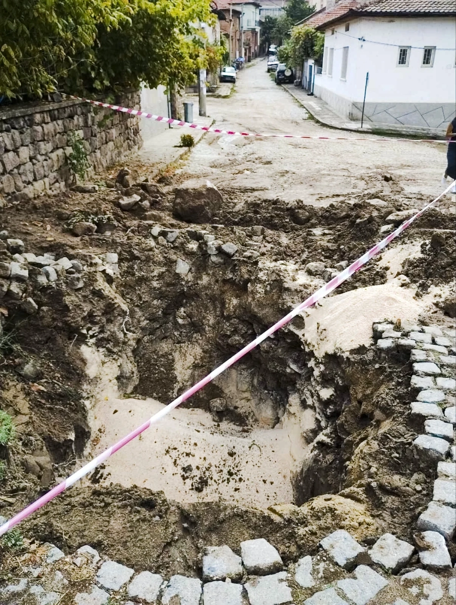 Водни аварии и 3 м дълбоки ”кратери”, кметица и зам.-кметица дават ”заето” в Брацигово