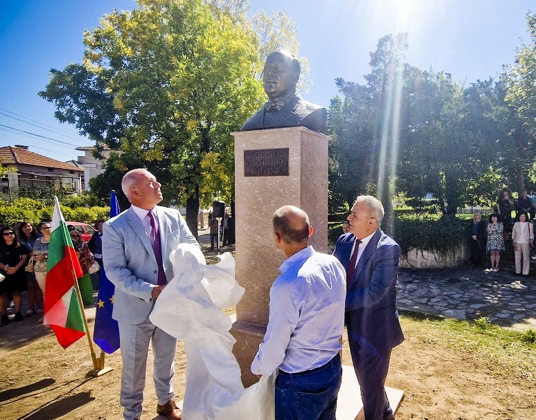 Паметник на Георги Кьосеиванов бе открит в Пещера от Йордан Младенов, Стефан Балабанов и инж. Ангел Желязков