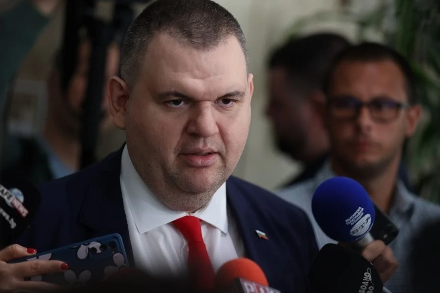 Пеевски: Радев прекали! В момента в президентството се пишат устави и се прави партия!