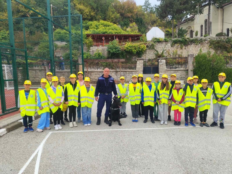 Детските полицейски управления пак са на ход, първото занятие бе в беловското СУ „Александър Иванов-Чапай“
