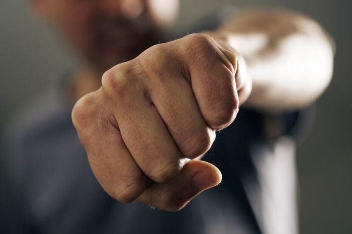 Удар в лицето и избити зъби при спор за имот в Света Петка