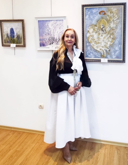 Изложба в Пещера: Златни и светещи картини са гордостта на Елена Манчорова