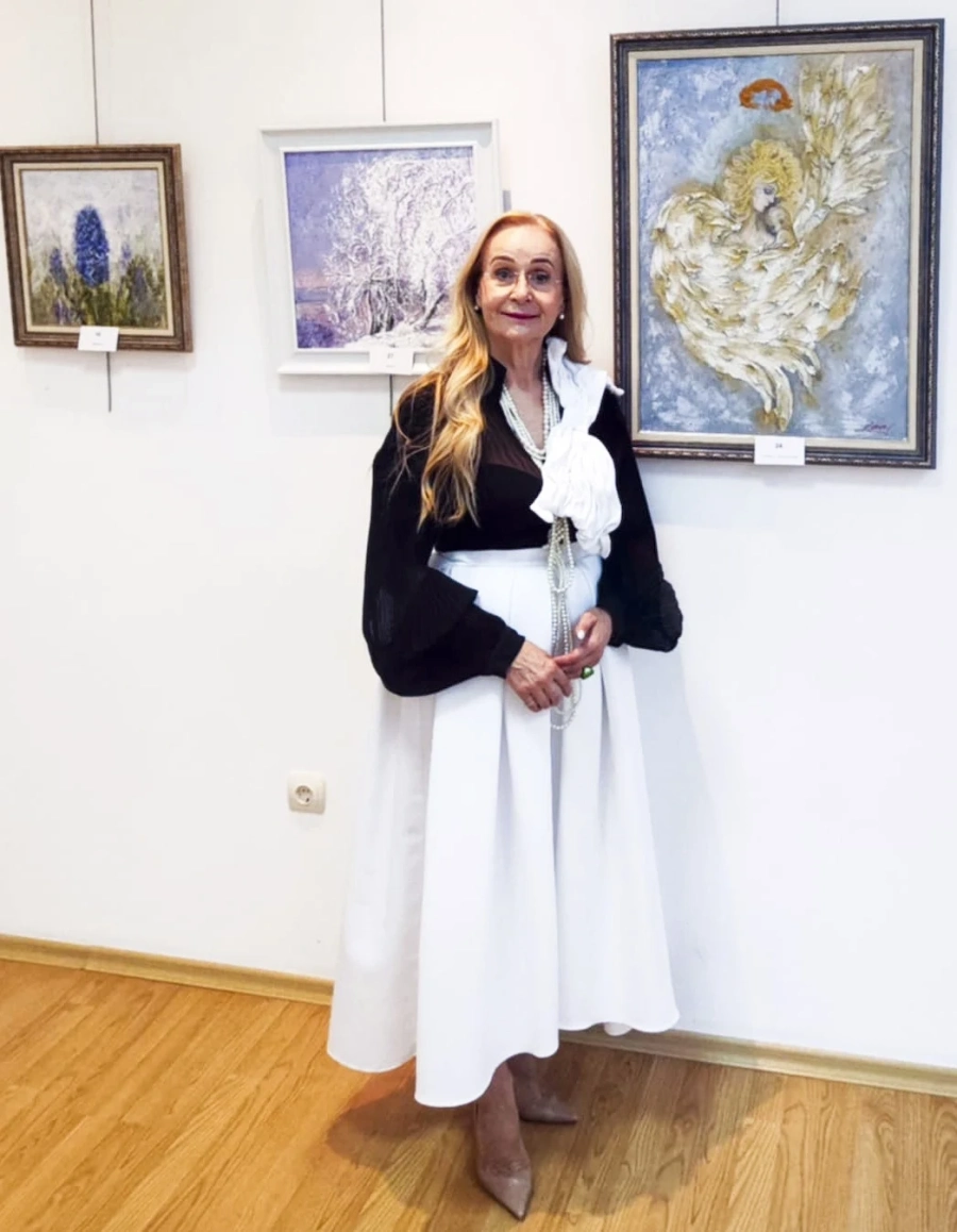 Изложба в Пещера: Златни и светещи картини са гордостта на Елена Манчорова
