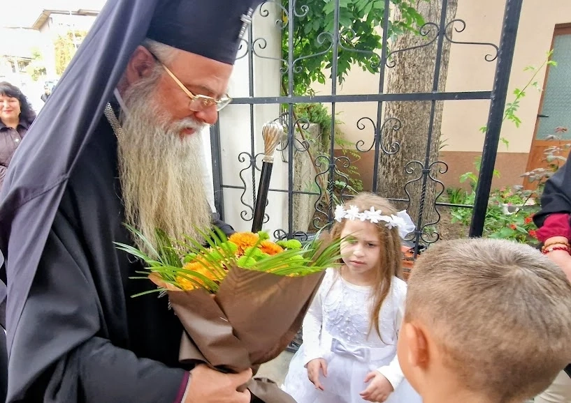 На Димитровден дядо Николай отслужи Света литургия в Пещера