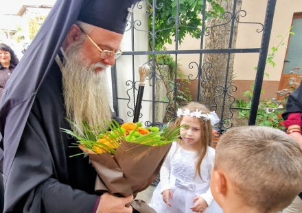На Димитровден дядо Николай отслужи Света литургия в Пещера