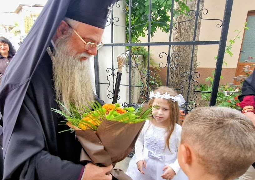 На Димитровден дядо Николай отслужи Света литургия в Пещера