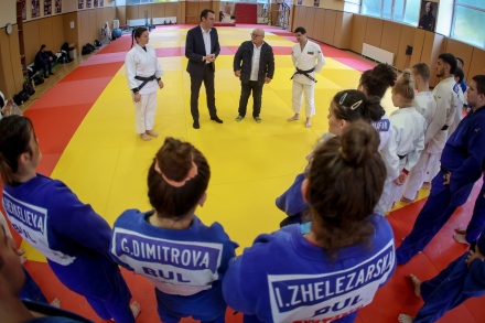 Министър Пешев изпрати джудистите ни на европейското в Кишинев с родния трибагреник