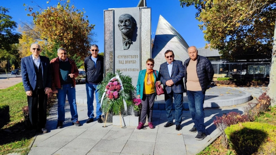 В Деня на народните будители от Сдружението на предприемачите поднесоха цветя пред паметника на Захари Стоянов в Пазарджик