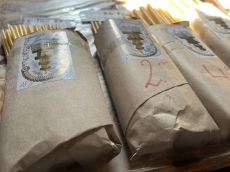 От днес църковните свещи са по 1 лев, пазарджиклийка предложи съветниците и Общината да купуват свещи за социално-слабите