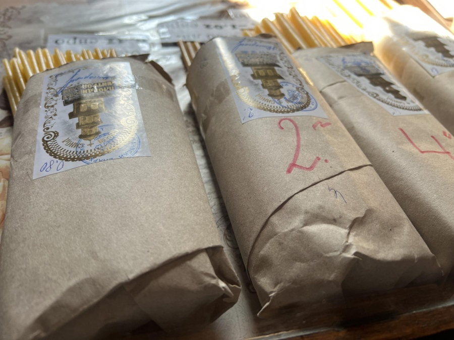 От днес църковните свещи са по 1 лев, пазарджиклийка предложи съветниците и Общината да купуват свещи за социално-слабите