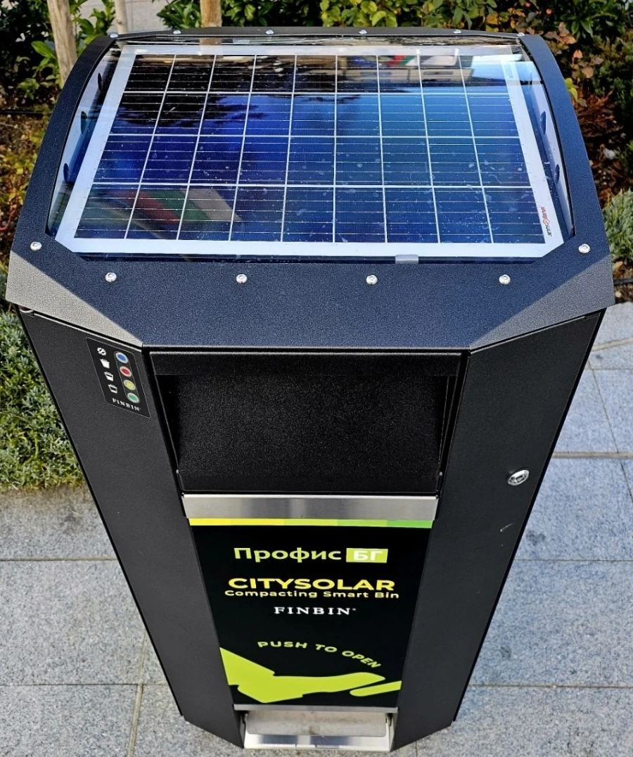 Два нови соларни смарт контейнера за смет CitySolar са монтирани в центъра на Панагюрище