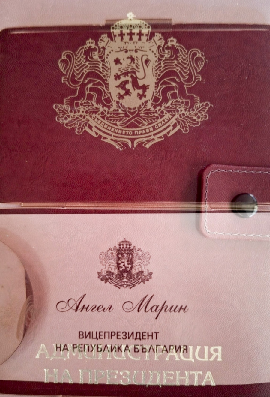 Дариха на музея книга от 1854 г., афиш от Независимостта и лични вещи на генерал Марин