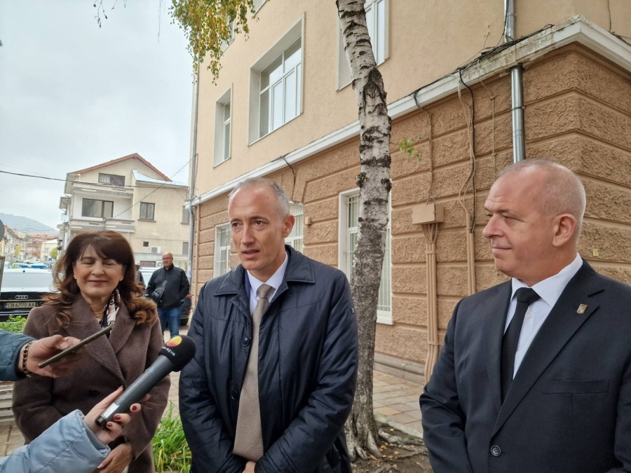 В Пещера: Министър Вълчев откри две обновени училища за 7 млн. лева