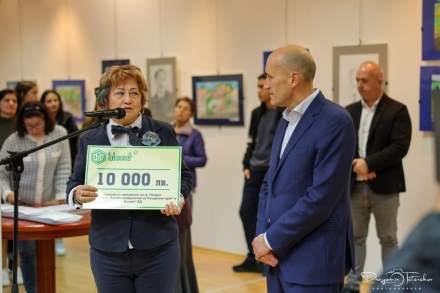 Читалище „Развитие - 1873“ в гр. Пещера получи чек за 10 000 лв. от даренията на пещерци и „Биовет“ АД