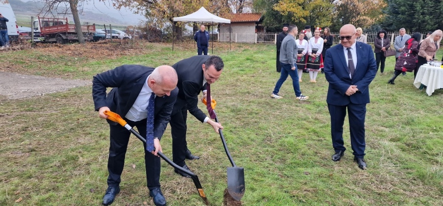И спортният министър бе посрещнат от пещерския кмет - за първа копка на стадиона в Радилово, чакат се близо 1.4 млн. лева