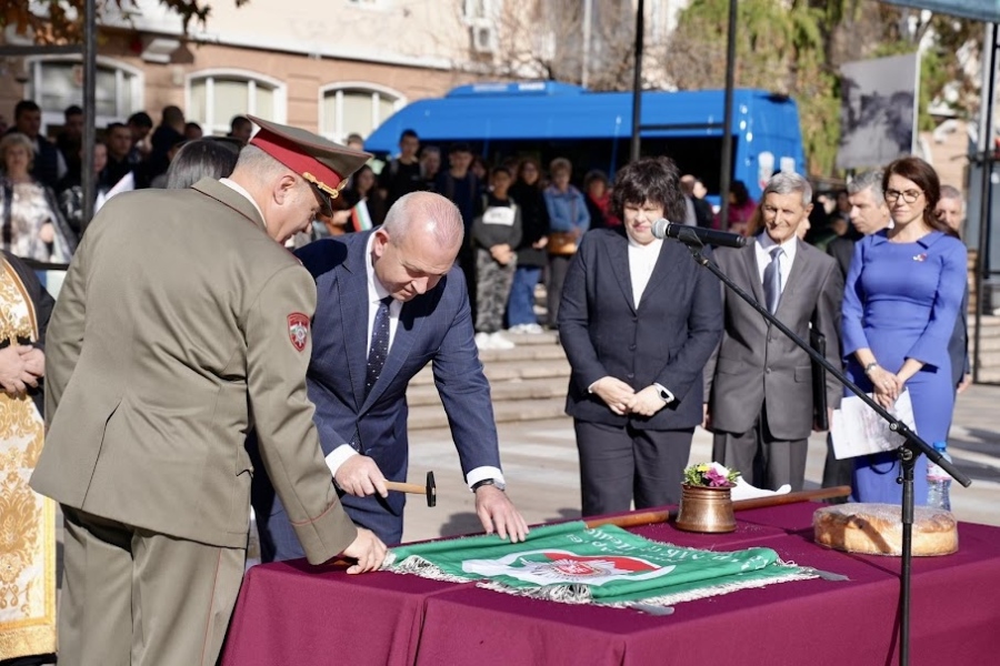 Тържествено връчиха знамето на XXV Ученически гвардейски отряд при ОДК- Пещера