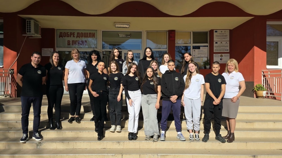 Учители и директор също облякоха униформи в Професионалната гимназия по икономика и мениджмънт в Пазарджик