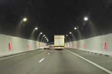 Шофьор шпори насрещно в скоростната лента на магистралата, в мъглата полицаи го гонят и накрая успяват да го спрат