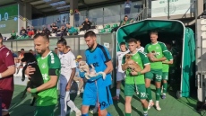 Хебър загуби с 0:3 от гостите от Своге, футболистите прегърнаха бездомни кученца