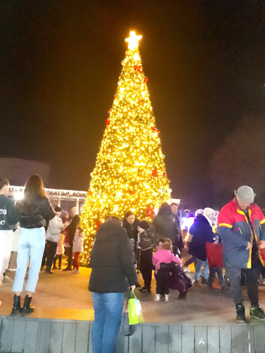 Запалват Коледната елха в Пазарджик на 5 декември