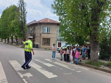 Засилен полицейски контрол в часовете, когато децата отиват и се връщат от училище и детска градина