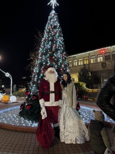 Стрелча даде началото на коледните празници със запалването на светлините на елхата