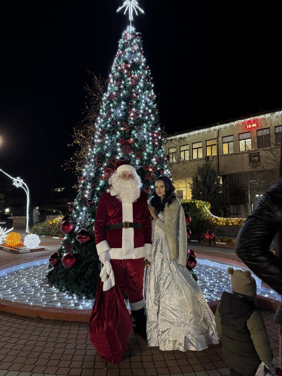 Стрелча даде началото на коледните празници със запалването на светлините на елхата