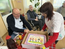 Кметът и зам.-кметът на Лесичово изненадаха с торта обитателите на Дома в Щърково послучай Международния ден на хората с увреждания