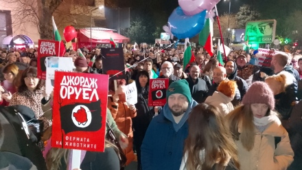 Множество протестиращи напълниха центъра на Пазарджик /актуализирано/ - СНИМКИ И ВИДЕО