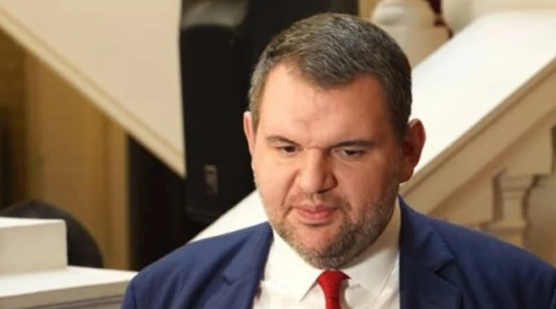 Пеевски показа стари законопроекти, подписани от него, Борисов, Мирчев и Христо Иванов