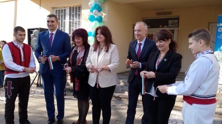 В Пазарджик министър Вълчев откри два STEM центъра - в Професионалната гимназия по икономика и мениджмънт и в СУ “Д-р Петър Берон“ /СНИМКИ/