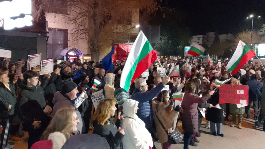 По-малко хора на днешния протест в Пазарджик, но все така силно викащи „Оставка!“ /СНИМКИ И ВИДЕО/