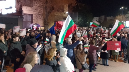 По-малко хора на днешния протест в  Пазарджик, но все така силно викащи „Оставка!“ /СНИМКИ И ВИДЕО/