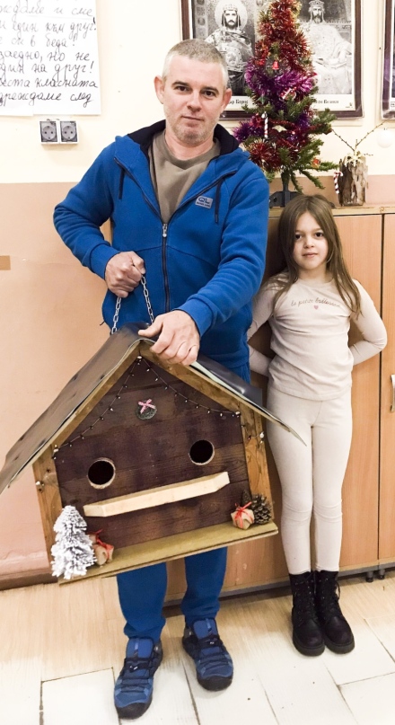 Коледна къщичка получиха птиците в школски двор от сърцати деца и родители
