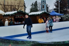 Отново кутия за благотворителност, вместо касов апарат, на ледената пързалка в Панагюрище