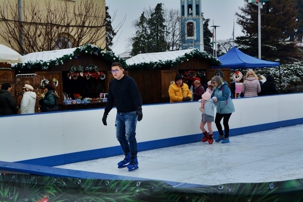 Отново кутия за благотворителност, вместо касов апарат, на ледената пързалка в Панагюрище