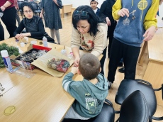 Весела коледна работилничка с деца и общински служители в Панагюрище