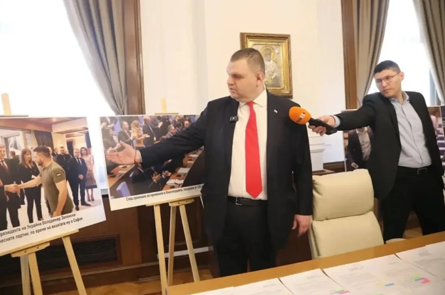 Пеевски показа кабинета си, превърна го в Музей на сглобката /ВИДЕО и СНИМКИ/
