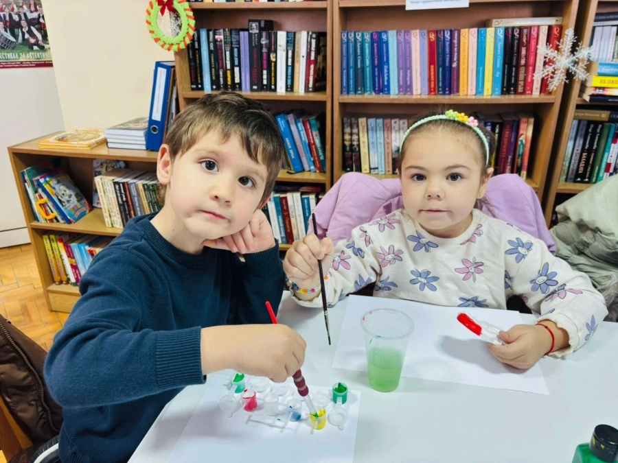 Ученици и родители правиха картички и оцветяваха гипсови фигурки за Коледа в Попинци