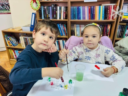 Ученици и родители правиха картички и оцветяваха гипсови фигурки за Коледа в Попинци