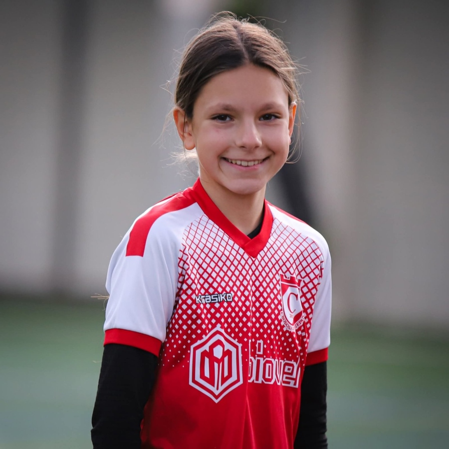 Надя от Бяга играе сърцат футбол в две първенства с импланти и винт