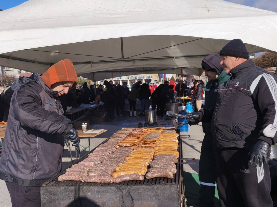 И подаръци за непознати имаше в традиционната Панагюрска коледна наздравица