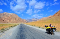 Мотопътешествието на Владич /7/: Каране с мотоциклети насред красотата на Памир