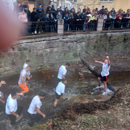 В Брацигово ученикът Александър Георгиев улови кръста в река Умишка