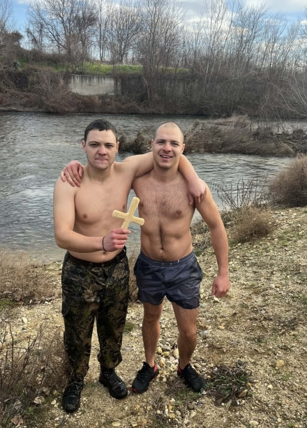 Божидар Еленкин на 17 г. от Церово и Стефан Симеонов на 23 г. от Калугерово са смелчаците, извадили кръстовете от водите на Тополница и Яворица