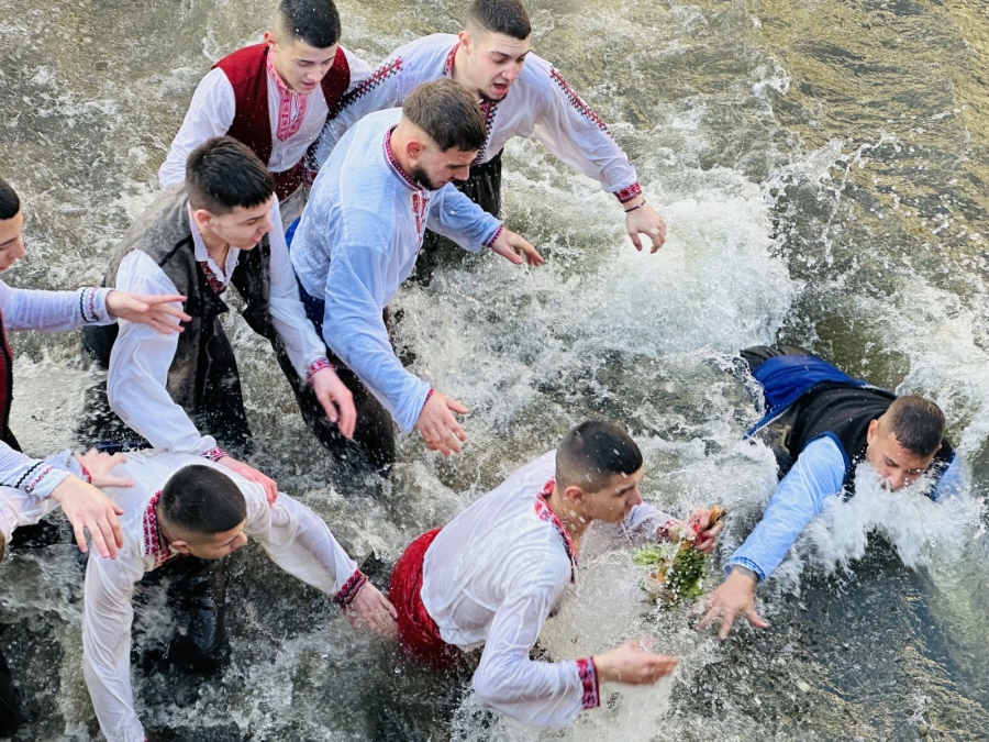 Панагюрци пяха химна на Йордановден, Илиан Пиронков бе най-бърз при изваждането на кръста