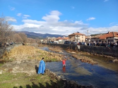 В Стрелча богоявленският кръст бе „спасен“ от Димитър Ананиев, а бюст-паметникът на Ботев бе обсипан с венци и цветя