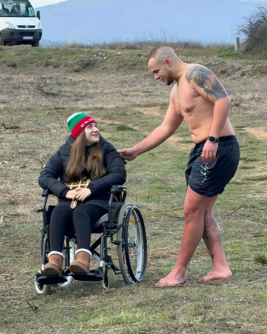 Доброто в нас: Извадил кръста младеж го предаде на болно момиче заедно със 747 лева