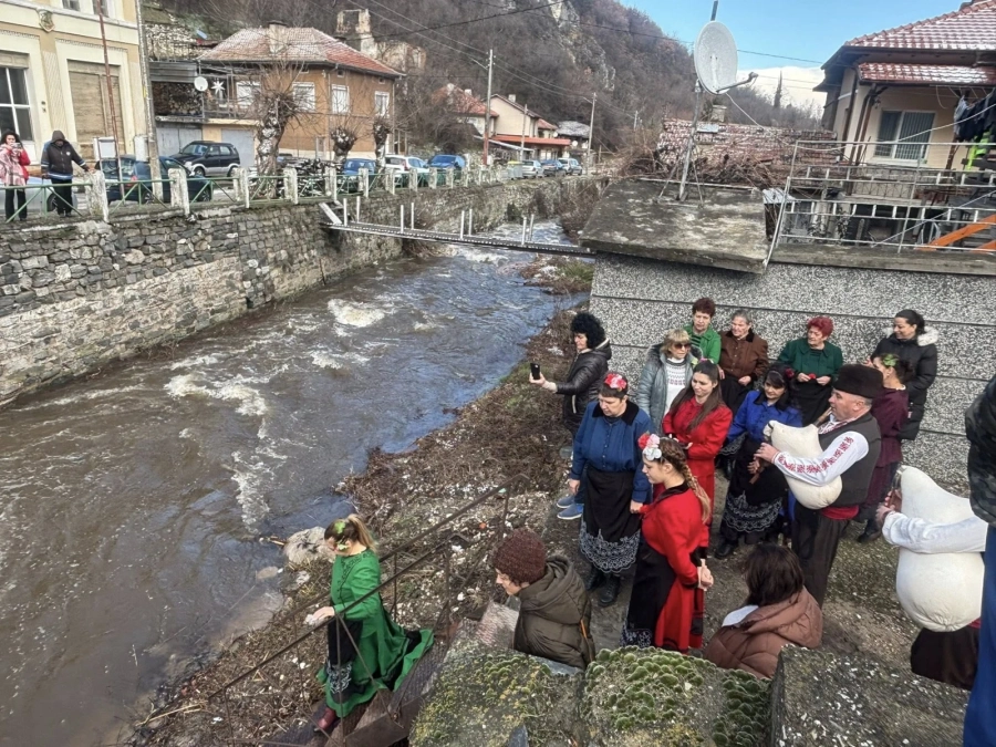 В Голямо Белово отново спазиха традицията на Бабинден