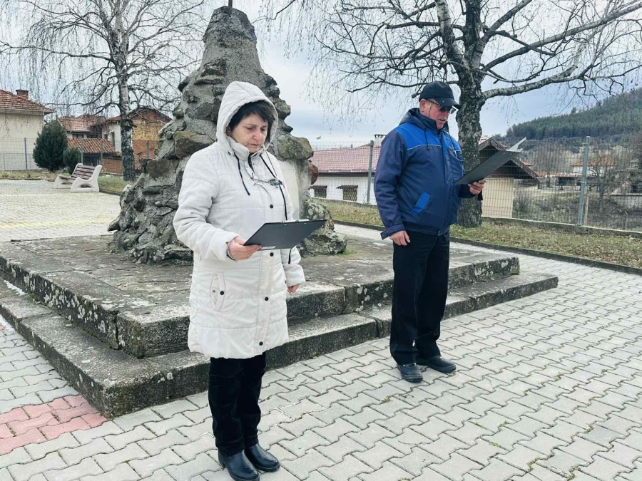 С поднасяне на цветя и преклонение Оборище почете героите, проправили пътя към свободата на региона